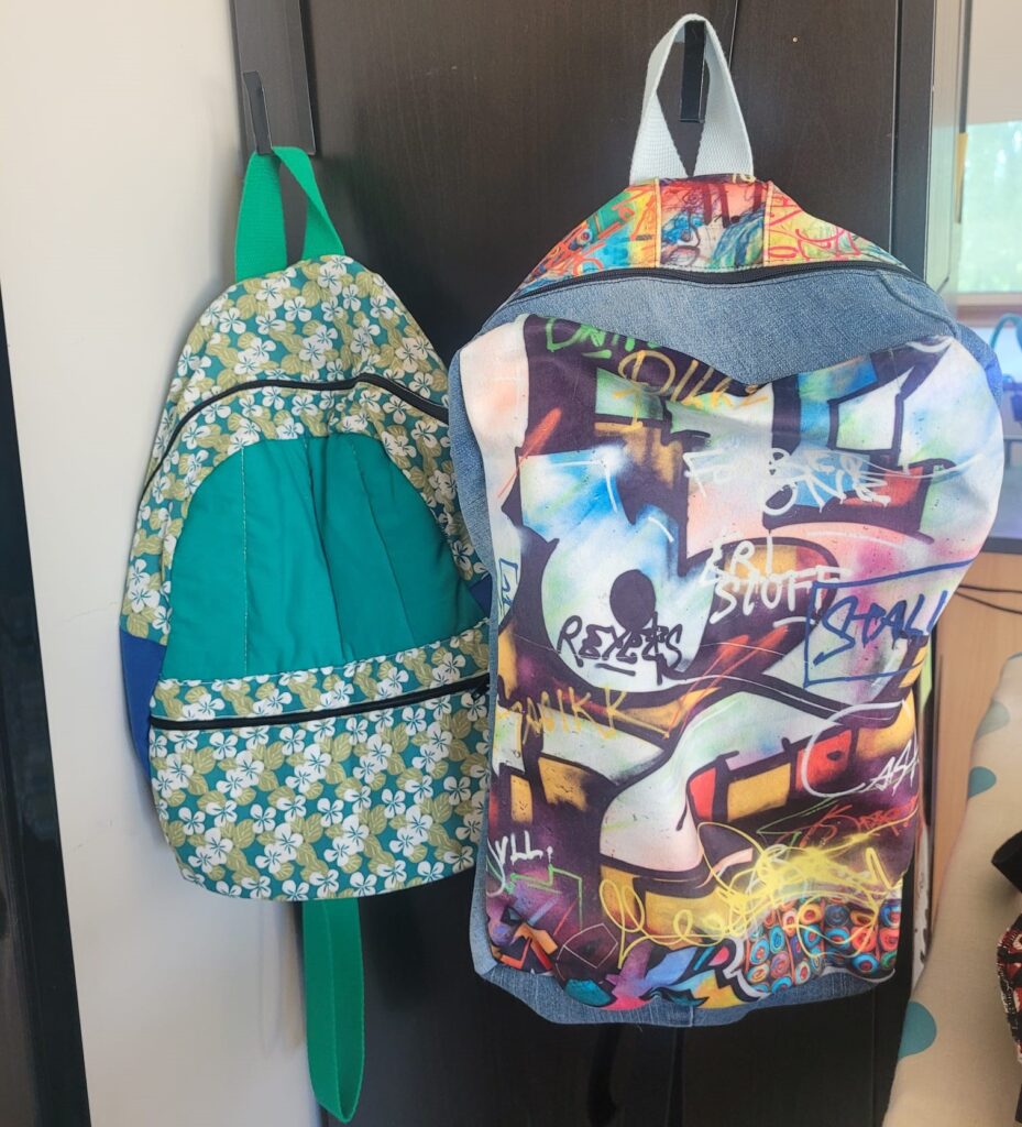 Sac à dos upcyclés de pantalon et de reste de tissu upcycling transformation éco-responsable